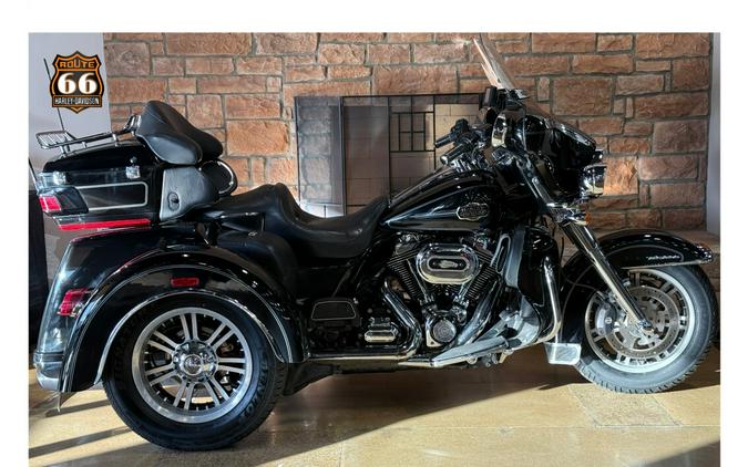 2011 Harley-Davidson® Tri Glide™ Ultra Classic® BLACK W/PINSTRIPE