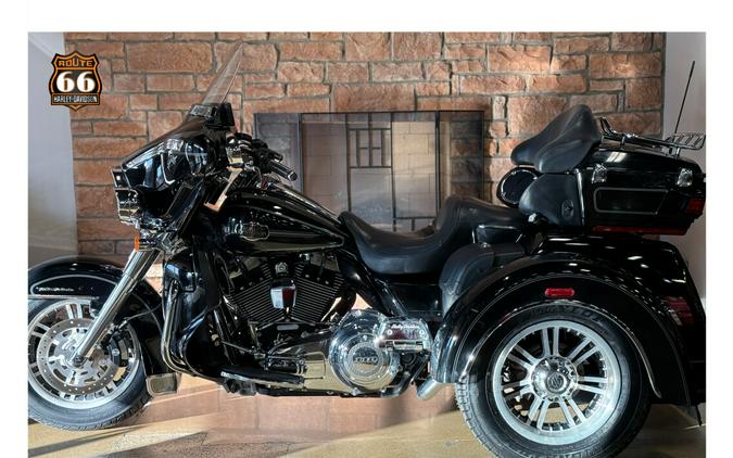 2011 Harley-Davidson® Tri Glide™ Ultra Classic® BLACK W/PINSTRIPE