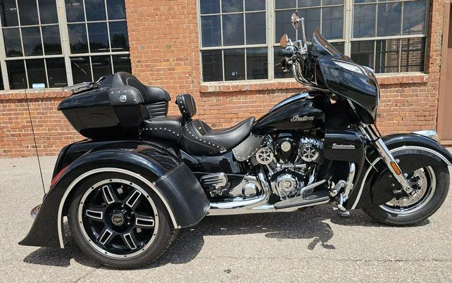 2020 Indian Motorcycle® Roadmaster® Thunder Black Pearl