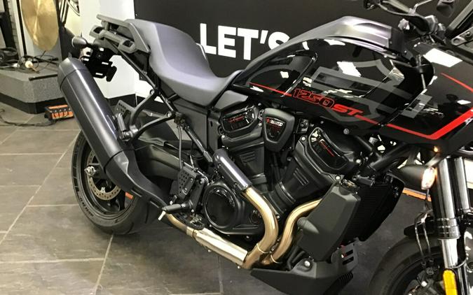 2025 Harley-Davidson® Pan America® 1250 ST Vivid Black