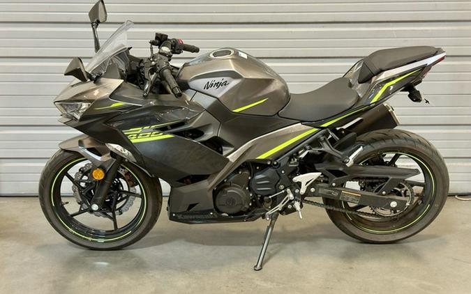 2021 Kawasaki Ninja 400 ABS Metallic Gray/Metallic Magnetic Dar
