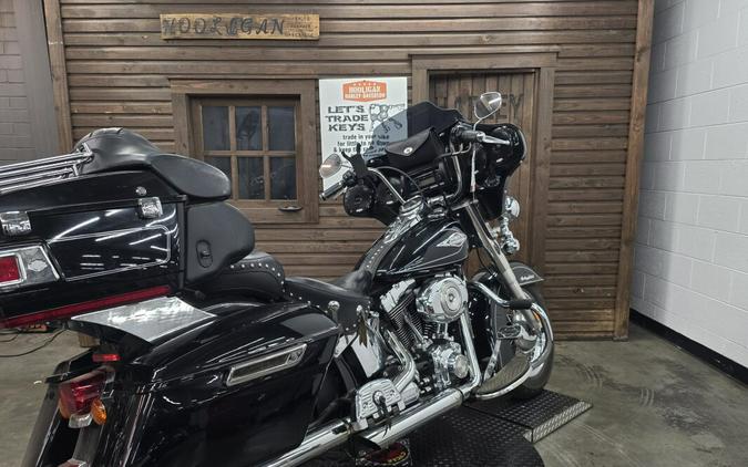 2011 Harley-Davidson® Heritage Softail® Classic BLACK W/PINSTRIPE