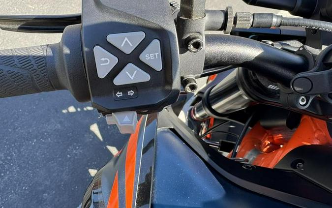 2022 KTM 890 Duke R