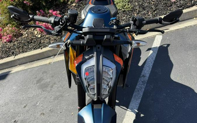 2022 KTM 890 Duke R