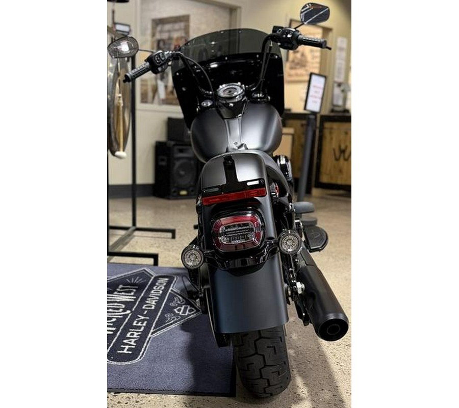 2026 Harley-Davidson® FLHD - Deadwood™