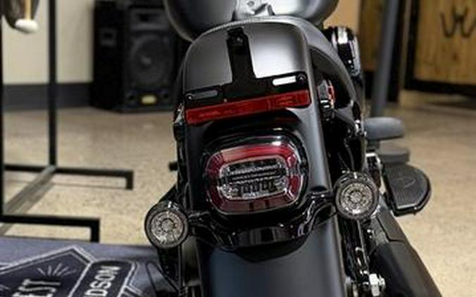 2026 Harley-Davidson® FLHD - Deadwood™