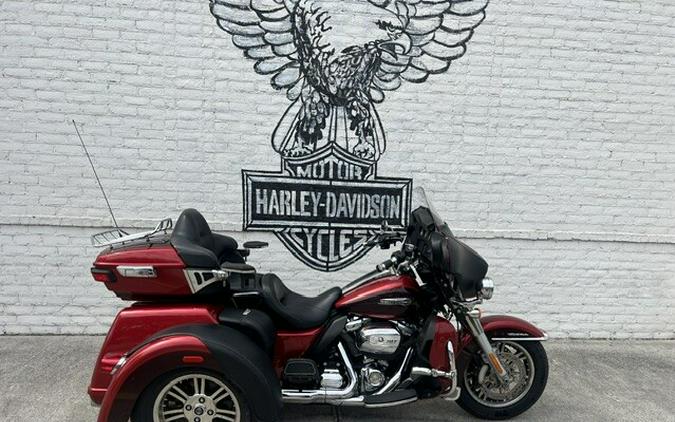 2018 Harley-Davidson® Tri Glide® Ultra WKDRED/TWTDCHRY W/PINSTRIPE