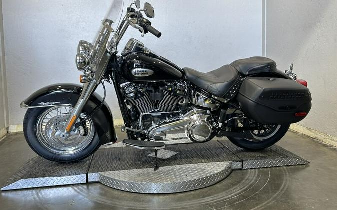 Harley-Davidson Heritage Classic 2024 FLHCS 84423639 VIVID BLACK W/ PINSTRIPE