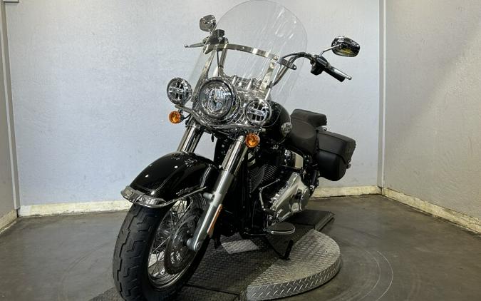 Harley-Davidson Heritage Classic 2024 FLHCS 84423639 VIVID BLACK W/ PINSTRIPE