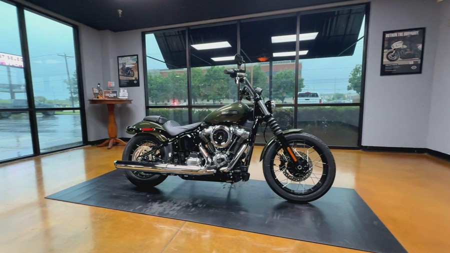 2026 Harley-Davidson® Street Bob® Olive Steel Metallic Chrome Cast Wheels