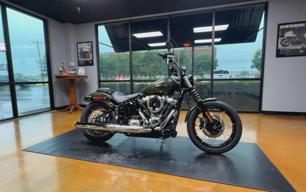 2026 Harley-Davidson® Street Bob® Olive Steel Metallic Chrome Cast Wheels