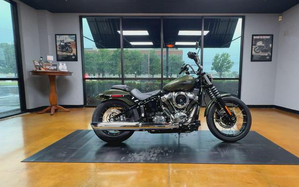 2026 Harley-Davidson® Street Bob® Olive Steel Metallic Chrome Cast Wheels