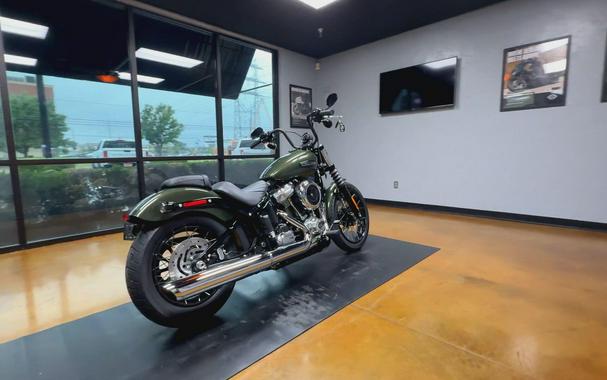 2026 Harley-Davidson® Street Bob® Olive Steel Metallic Chrome Cast Wheels