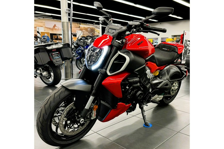 2024 Ducati Diavel V4 - Red