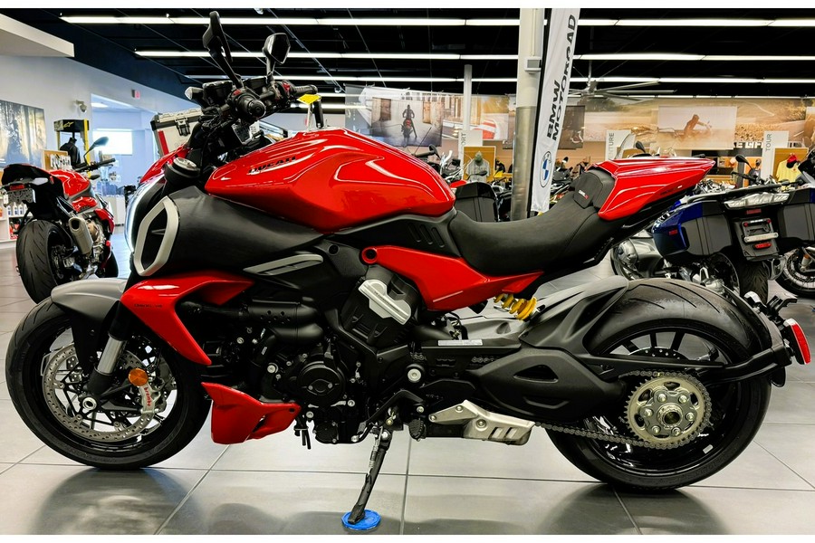 2024 Ducati Diavel V4 - Red