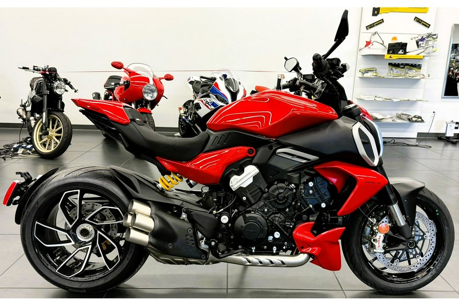 2024 Ducati Diavel V4 - Red