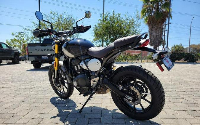2025 Triumph Scrambler 400 X Phantom Black / Silver Ice