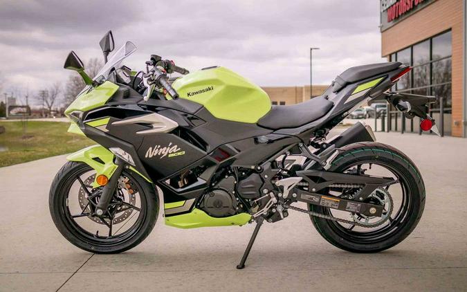 2026 Kawasaki Ninja® 500 ABS Metallic Yellowish Green/Ebony
