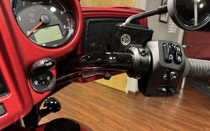 2024 Indian Motorcycle® Chieftain® Dark Horse® w/Powerband Audio Pkg Sunset Red Smoke