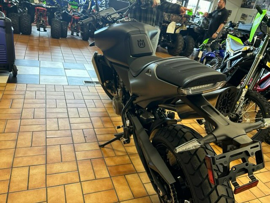 2025 Husqvarna Motorcycles SVARTPILEN 801
