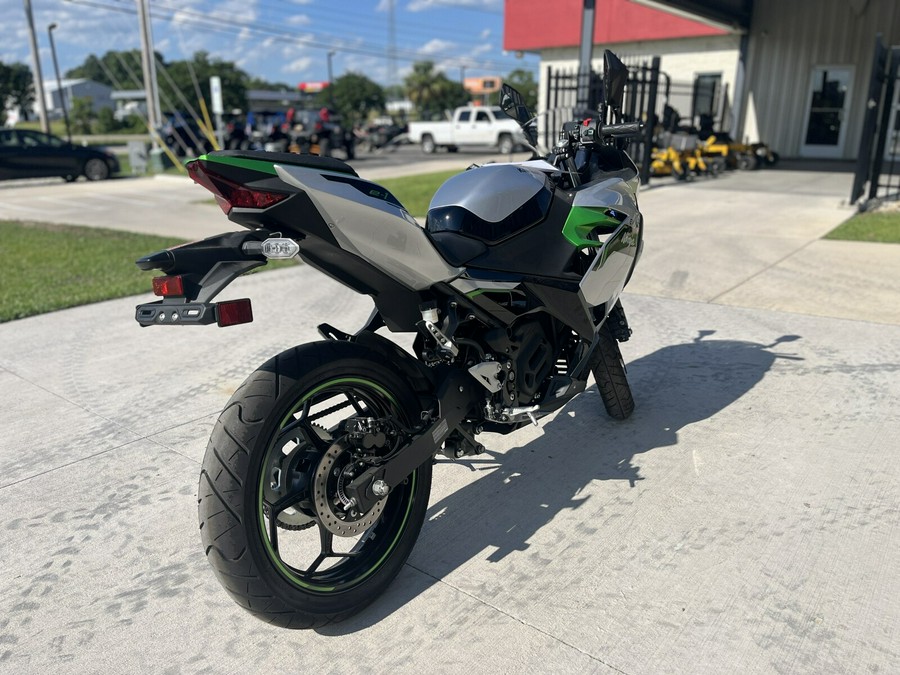 2024 Kawasaki NINJA E-1 ABS METALLIC BRIGHT SILVER/MATTE LIME GREEN/EBONY - DA01293