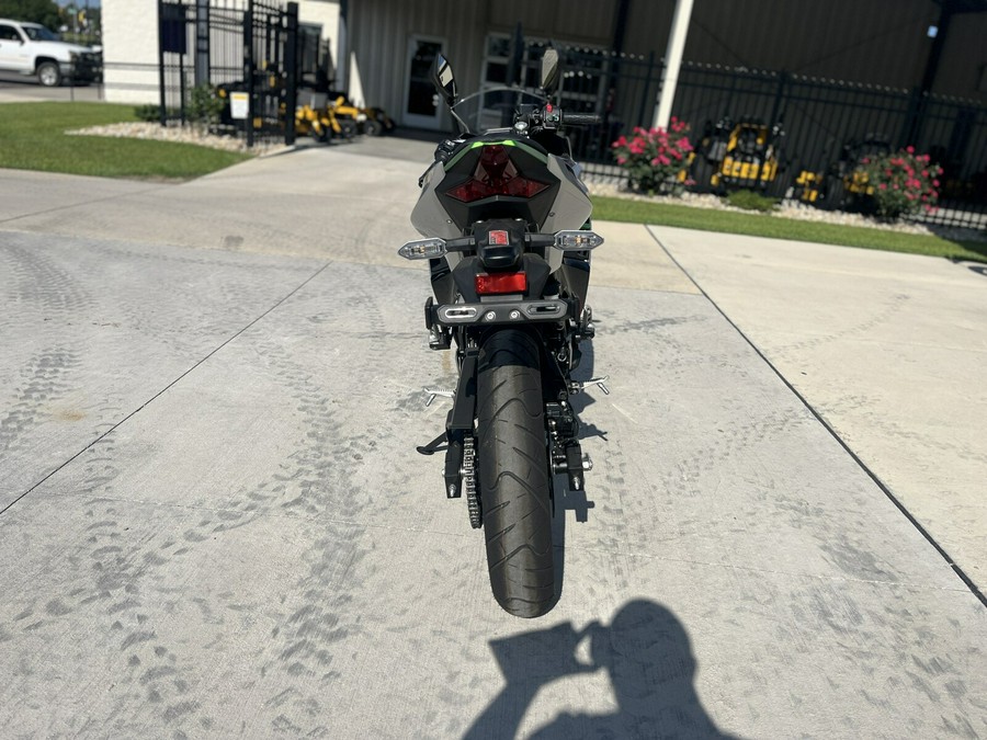 2024 Kawasaki NINJA E-1 ABS METALLIC BRIGHT SILVER/MATTE LIME GREEN/EBONY - DA01293