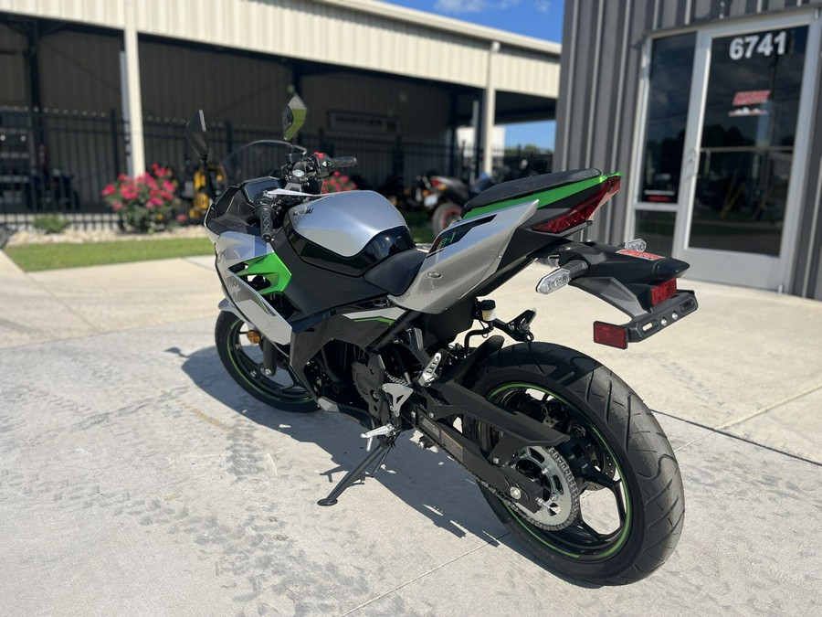 2024 Kawasaki NINJA E-1 ABS METALLIC BRIGHT SILVER/MATTE LIME GREEN/EBONY - DA01293