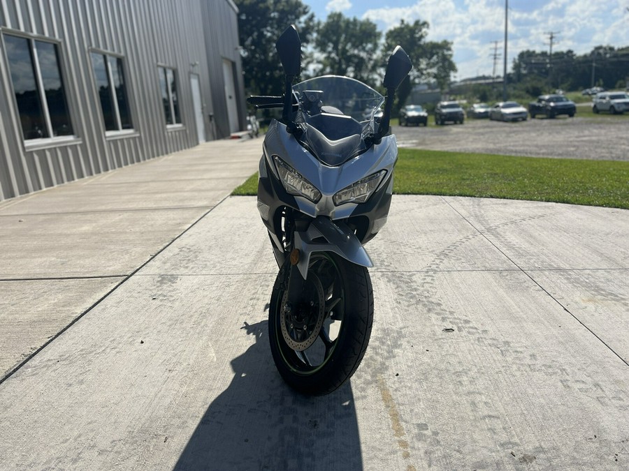 2024 Kawasaki NINJA E-1 ABS METALLIC BRIGHT SILVER/MATTE LIME GREEN/EBONY - DA01293