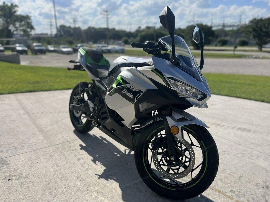 2024 Kawasaki NINJA E-1 ABS METALLIC BRIGHT SILVER/MATTE LIME GREEN/EBONY - DA01293