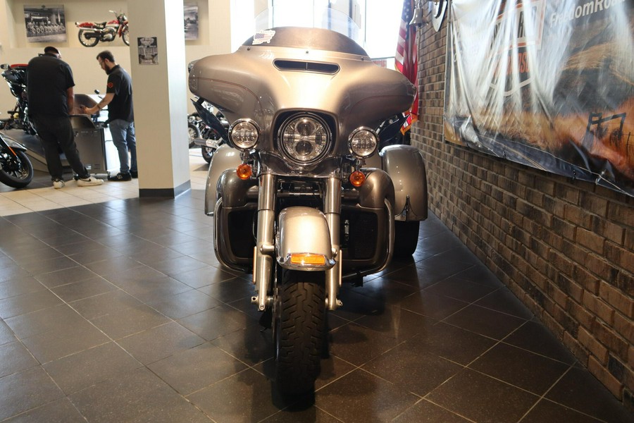 2016 Tri Glide® Ultra (FLHTCUTG)