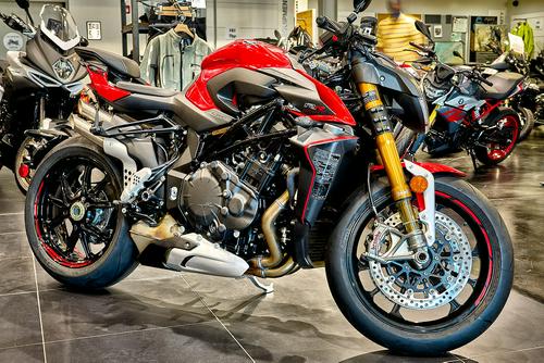 2020 MV Agusta Brutale 1000 RR First Ride...