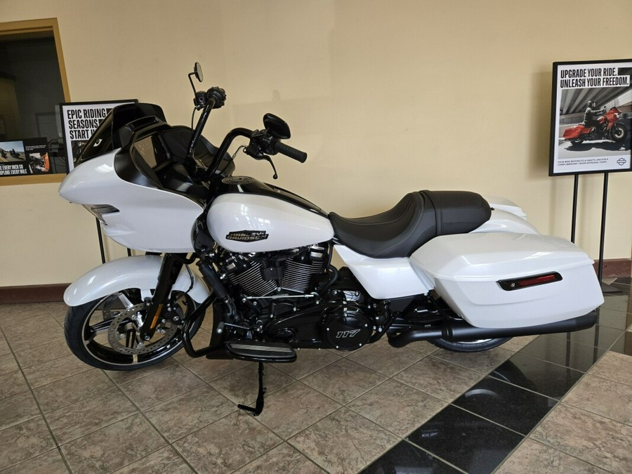 2025 Harley-Davidson Road Glide® White Onyx Pearl - Black Finish