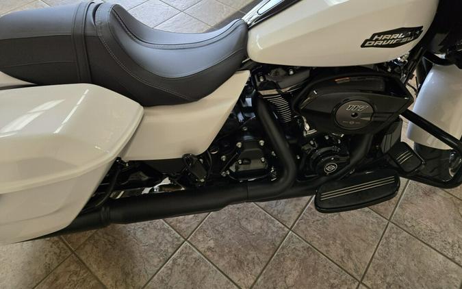 2025 Harley-Davidson Road Glide® White Onyx Pearl - Black Finish