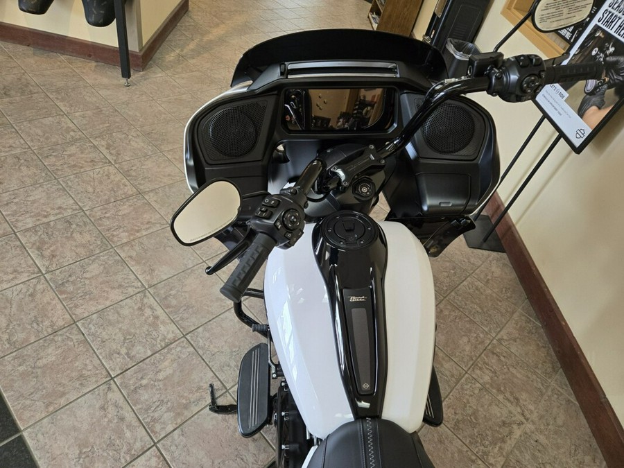 2025 Harley-Davidson Road Glide® White Onyx Pearl - Black Finish