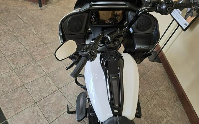 2025 Harley-Davidson Road Glide® White Onyx Pearl - Black Finish
