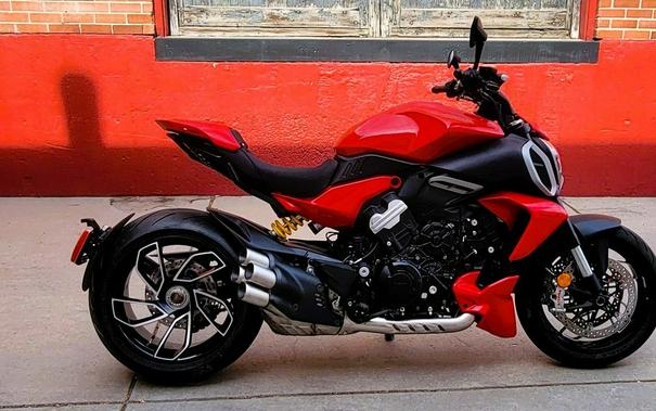 2024 Ducati Diavel V4 Red