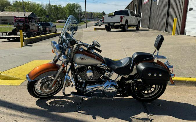 2014 Harley-Davidson® SOFTAIL DELUXE AMBER WHISKEY/BRILLIANT SILVER WITH ENGINEGUARDS WITH PEGS, WINDSHIELD WITH BAG, DRIV