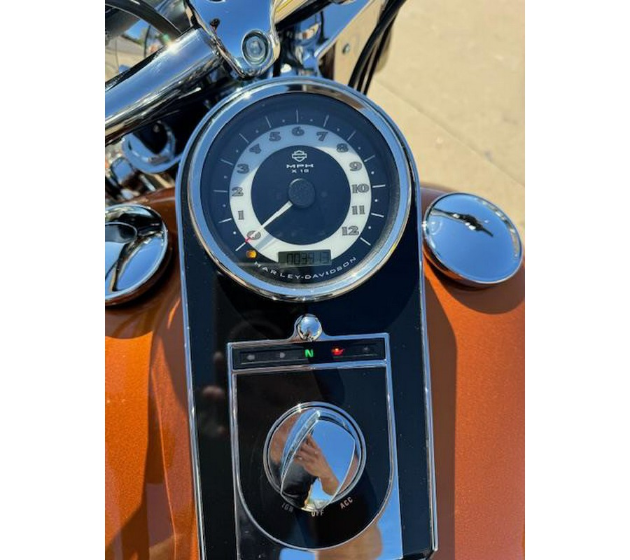 2014 Harley-Davidson® SOFTAIL DELUXE AMBER WHISKEY/BRILLIANT SILVER WITH ENGINEGUARDS WITH PEGS, WINDSHIELD WITH BAG, DRIV