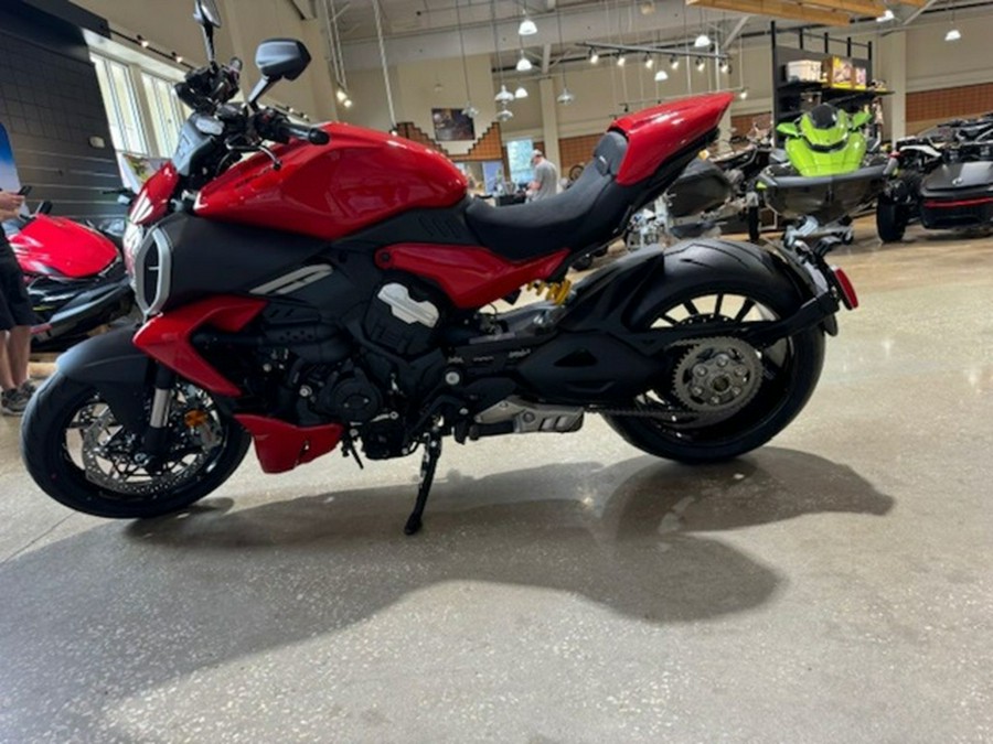 2024 Ducati Diavel V4 Red