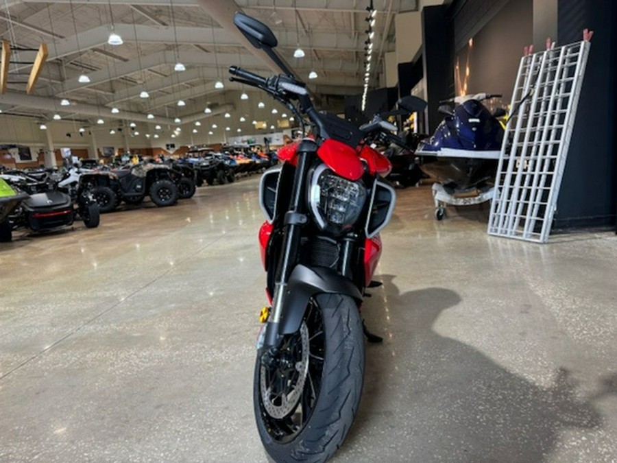 2024 Ducati Diavel V4 Red