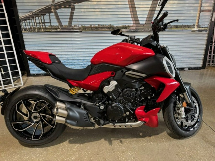 2024 Ducati Diavel V4 Red