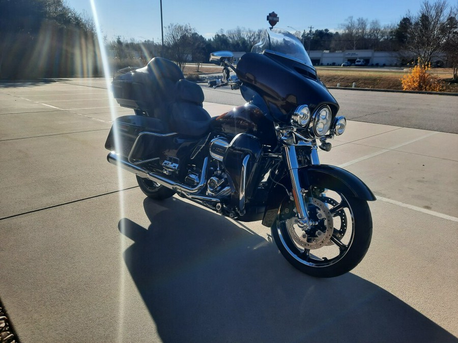 2019 Harley-Davidson® CVO™ Limited Auburn Sunglo & Black Hole with Rich Bourbon