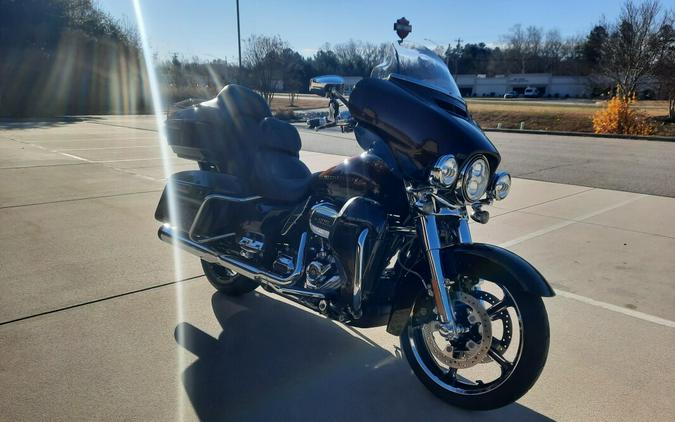 2019 Harley-Davidson® CVO™ Limited Auburn Sunglo & Black Hole with Rich Bourbon