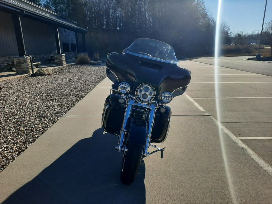 2019 Harley-Davidson® CVO™ Limited Auburn Sunglo & Black Hole with Rich Bourbon