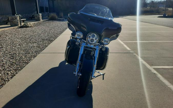 2019 Harley-Davidson® CVO™ Limited Auburn Sunglo & Black Hole with Rich Bourbon