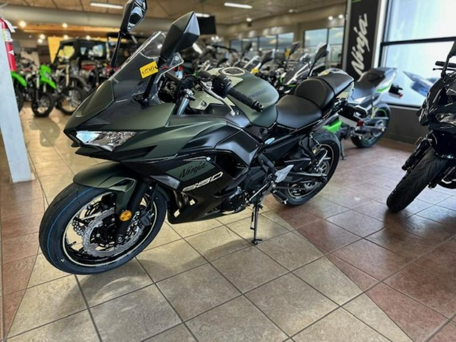 2024 Kawasaki Ninja® 650 Metallic Covert Green/Metallic Spark Black