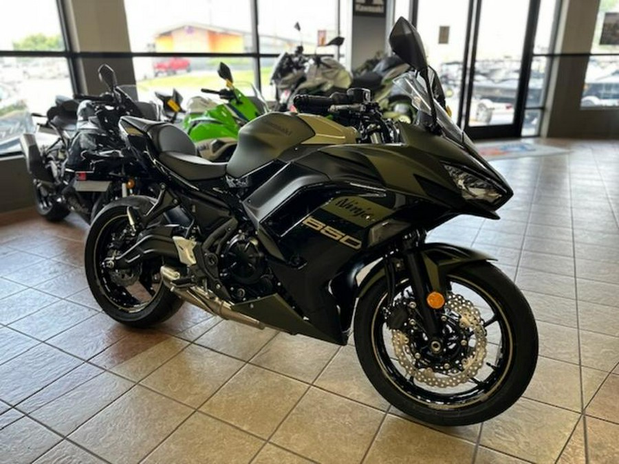 2024 Kawasaki Ninja® 650 Metallic Covert Green/Metallic Spark Black