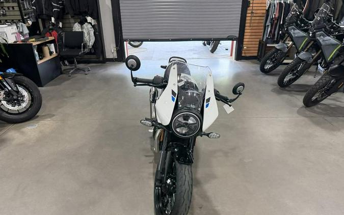 2026 Triumph Thruxton 400 Phantom Black / Aluminium Silver