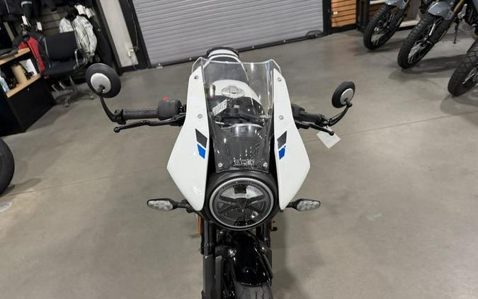 2026 Triumph Thruxton 400 Phantom Black / Aluminium Silver