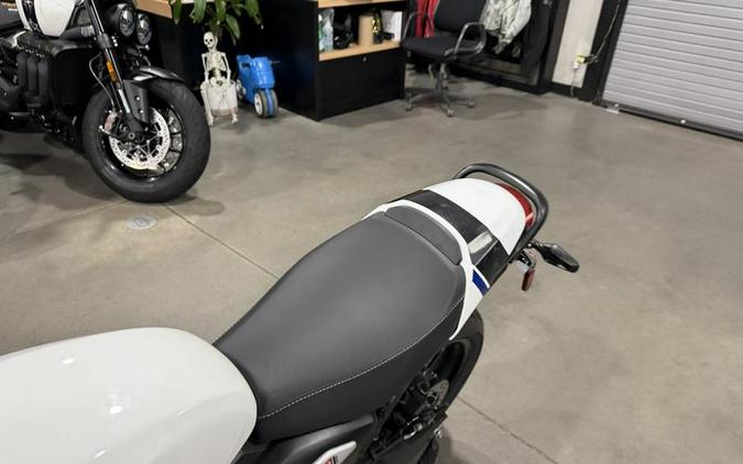 2026 Triumph Thruxton 400 Phantom Black / Aluminium Silver
